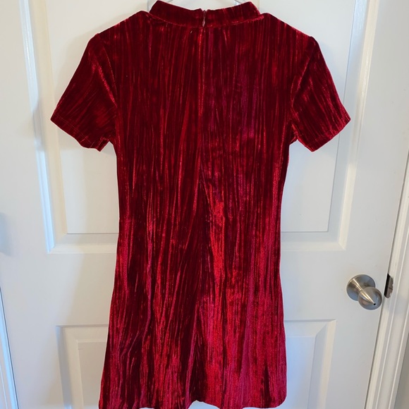 Keyhole Cutout High-Neck Red Velvet Dress - Picture 2 of 4